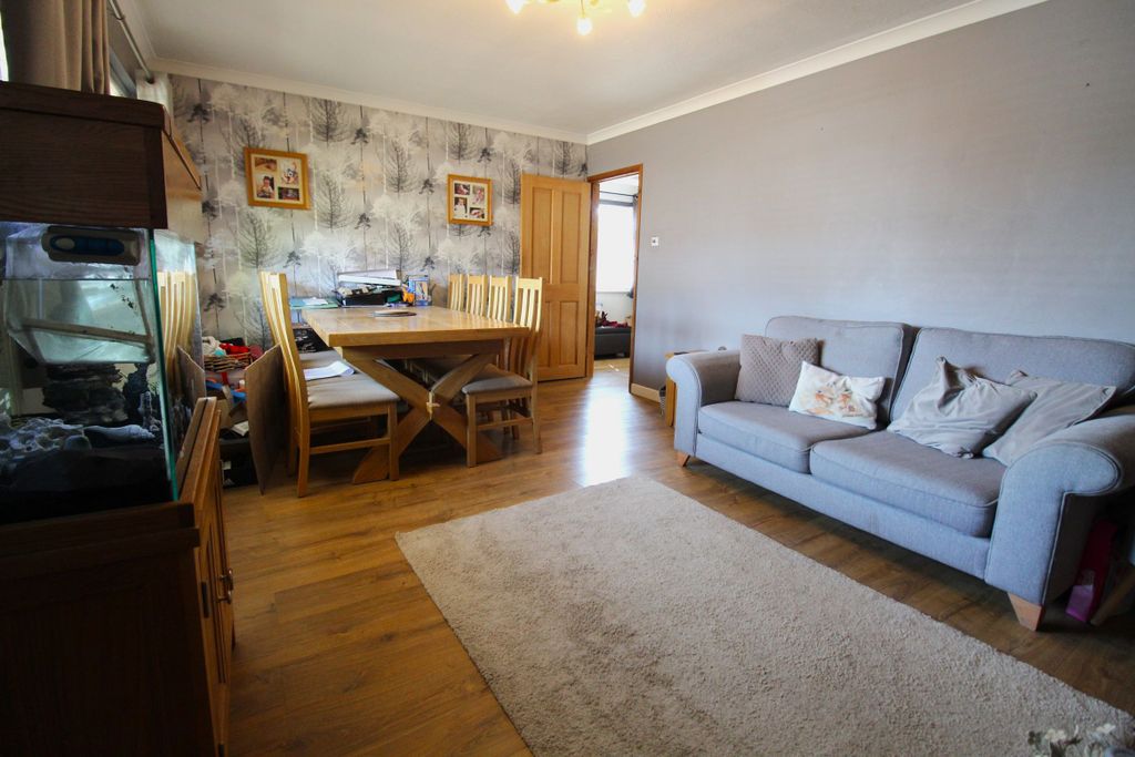 Property photo 3 of 16 Lounge 2