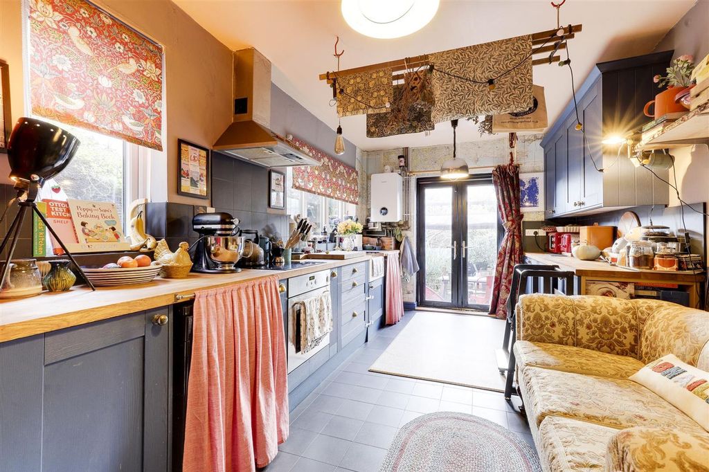 Property photo 3 of 27