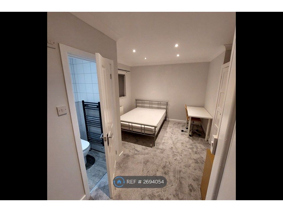 Property photo 1 of 19 Room 3