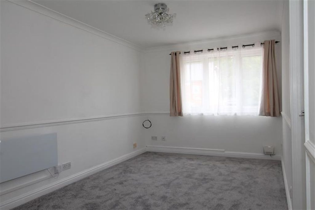 Property photo 3 of 11 Living Room