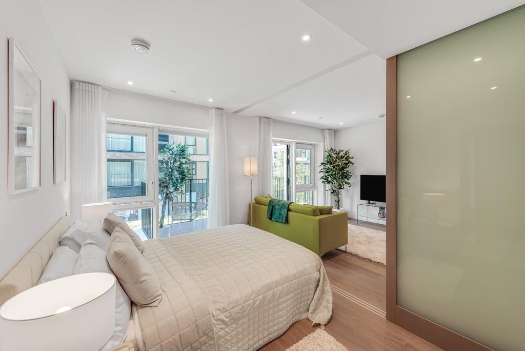 Property photo 2 of 17 Bedroom