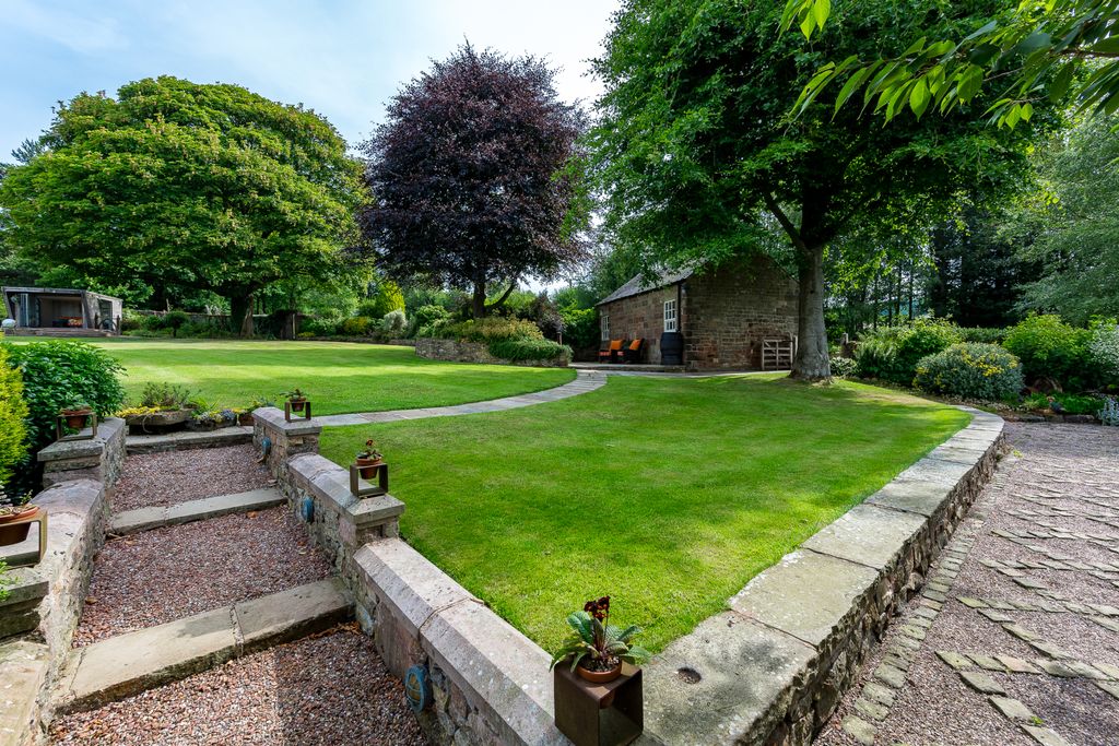 Property photo 3 of 38 Rear Gardens