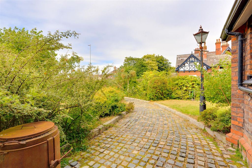 Property photo 3 of 60 28 Blundellsands Road West_4.Jpg