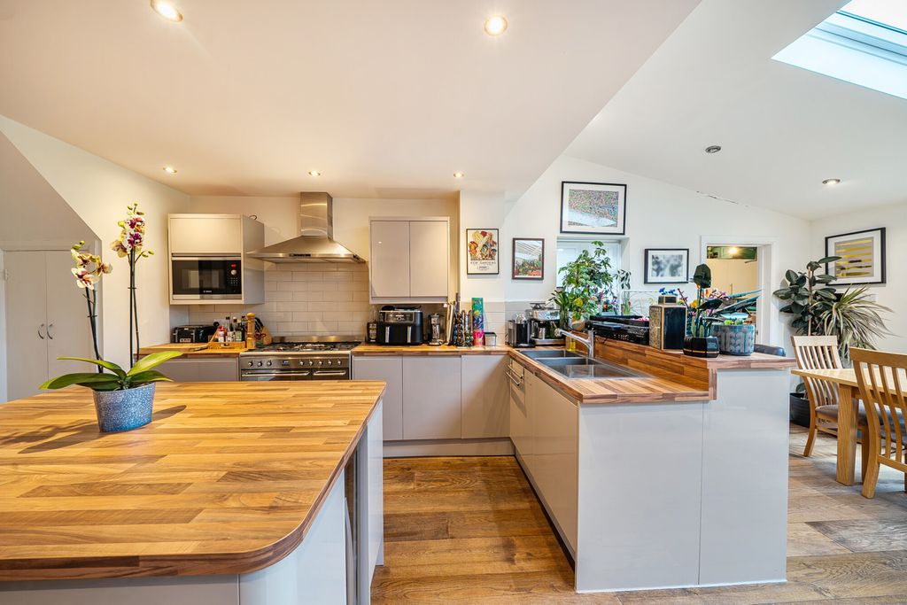 Property photo 3 of 23 1382809-16-691Daf...