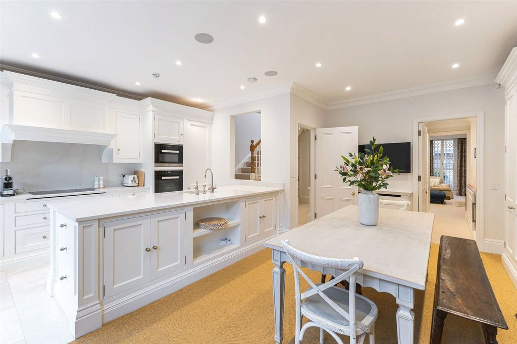 Property photo 3 of 12 Kitchen