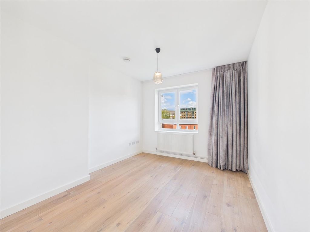 Property photo 3 of 15 Cam04237G0-Pr0364-Still014.Jpg