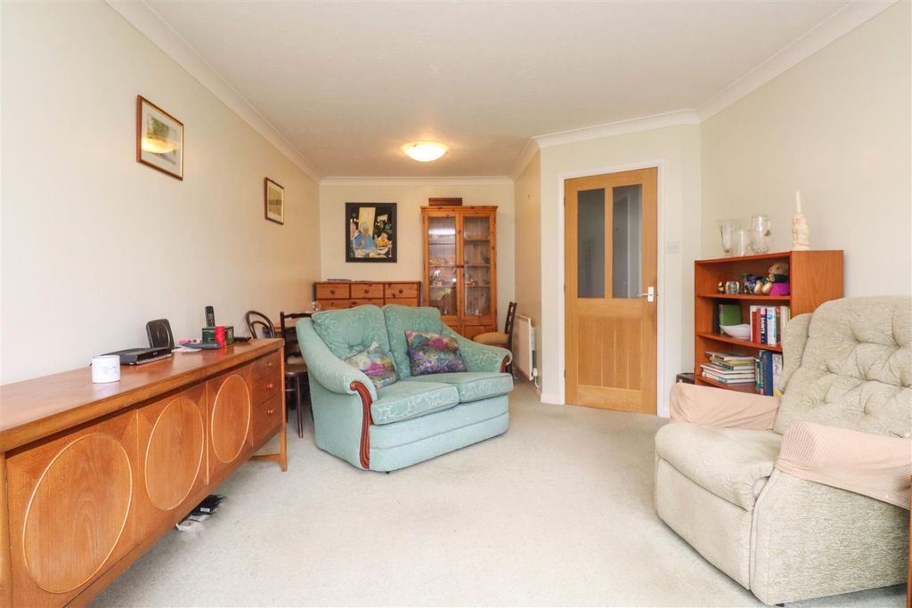 Property photo 3 of 18 Living Room