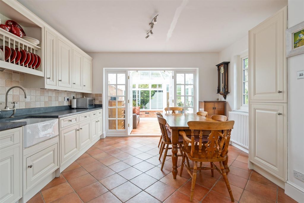 Property photo 3 of 14 84 Aylesbury Road_26.Jpg