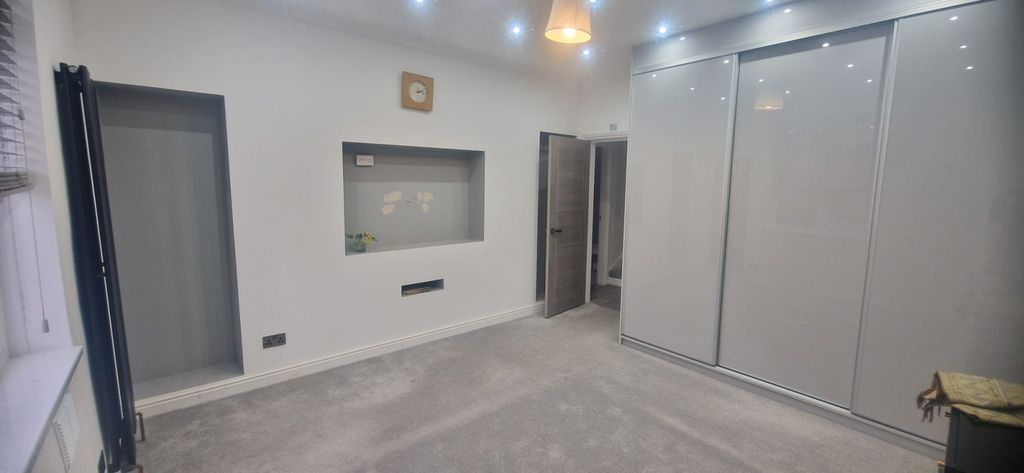 Property photo 3 of 8 Gallery