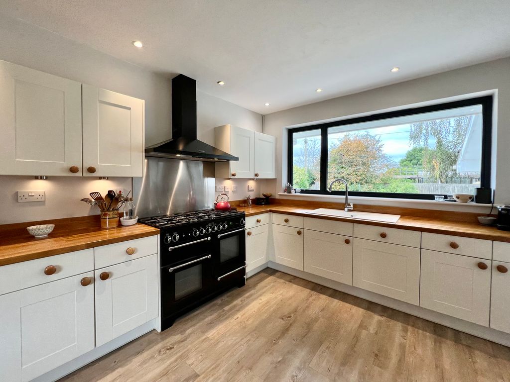 Property photo 3 of 16 Kitchen