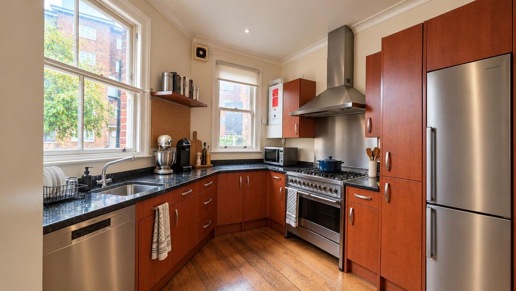 Property photo 3 of 11 Kitchen