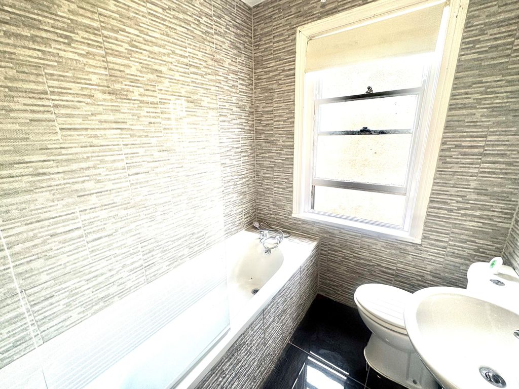 Property photo 1 of 7 Bathroom