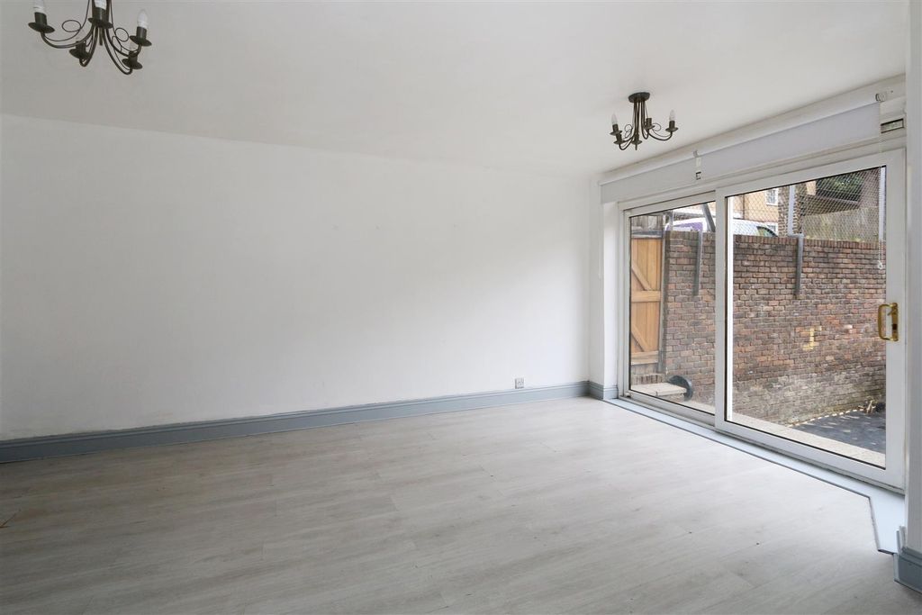 Property photo 3 of 10 Rt_Wt_Bxh_T_Job120_10 Heston Street_24_24042024152