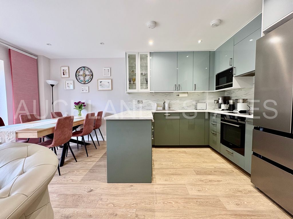 Property photo 3 of 27 Image00013