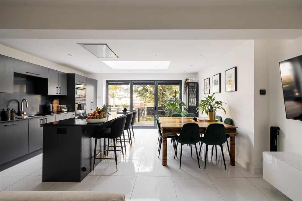 Property photo 1 of 37 Brackley Square, Ig8