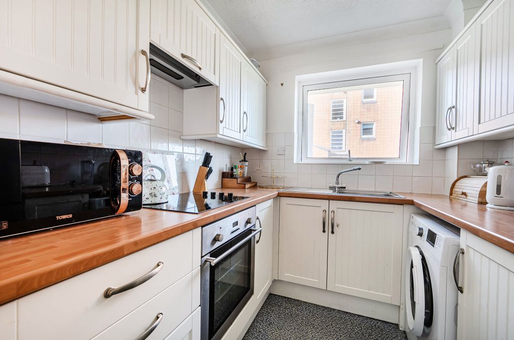 Property photo 2 of 9 Kitchen