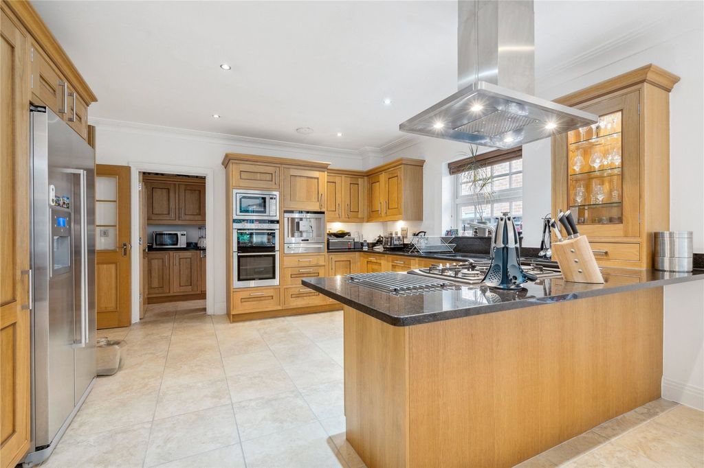 Property photo 3 of 12 Kitchen