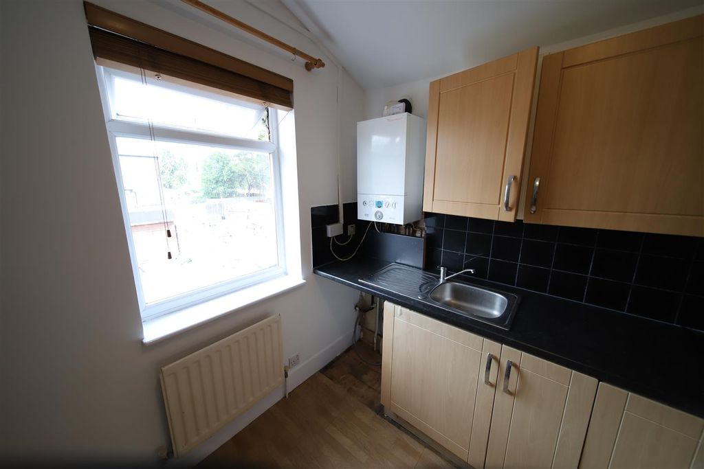 Property photo 3 of 8 Kithcen 2.Jpg