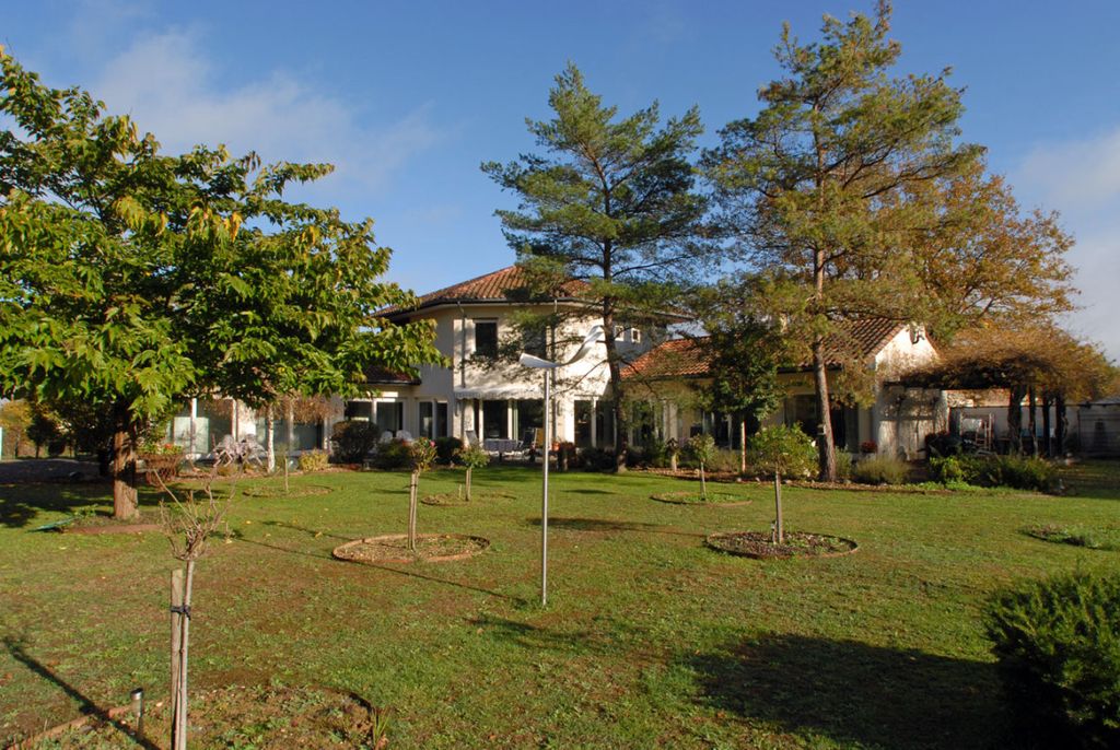 Property photo 2 of 28