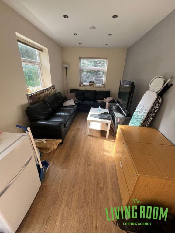 Property photo 3 of 12 Lounge 2