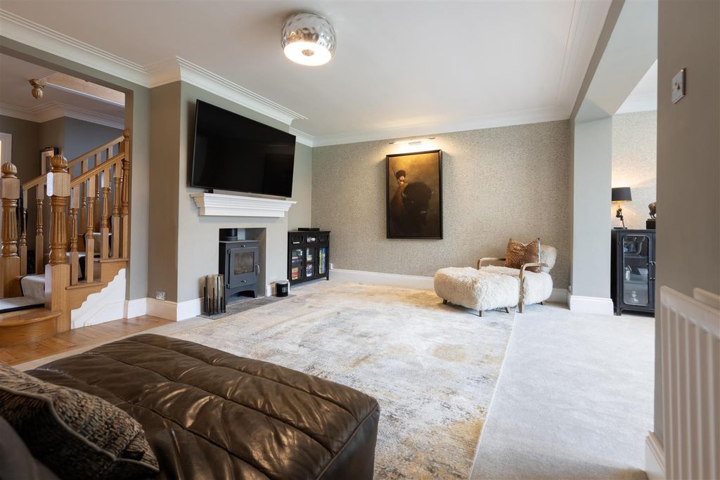 Property photo 2 of 11 Living Room