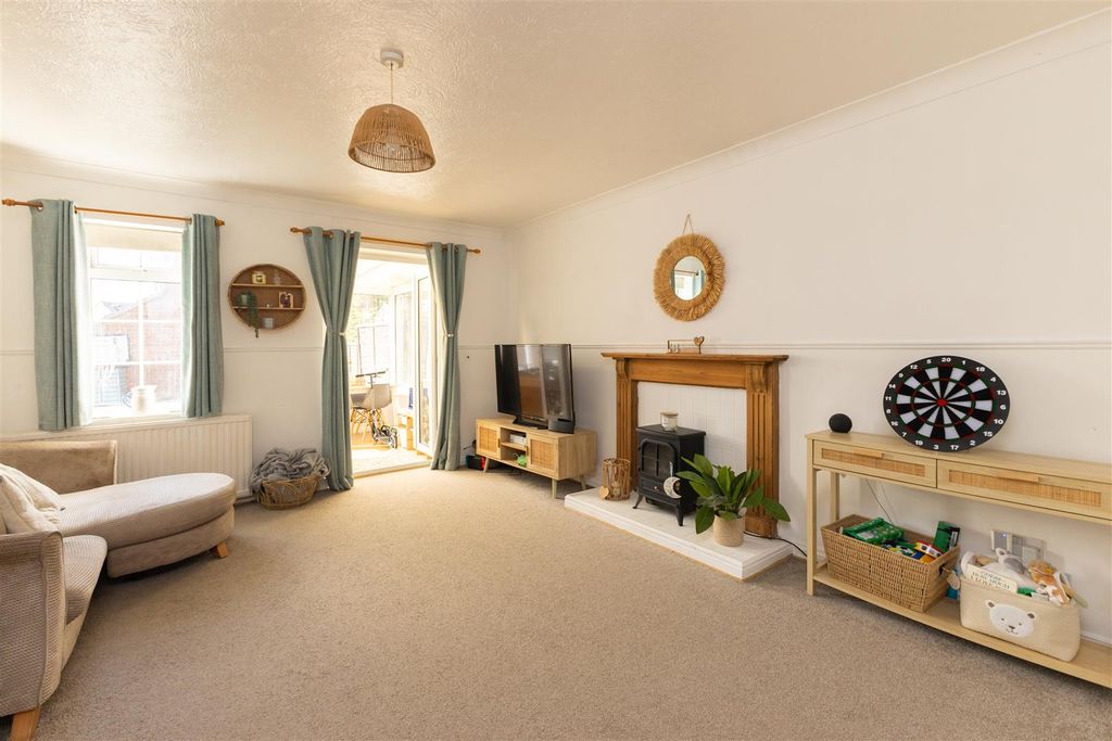 Property photo 3 of 17 Living Room