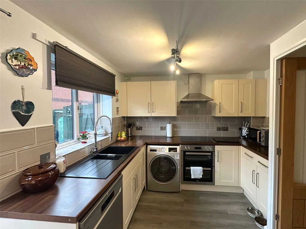 Property photo 2 of 15 Picture No. 12