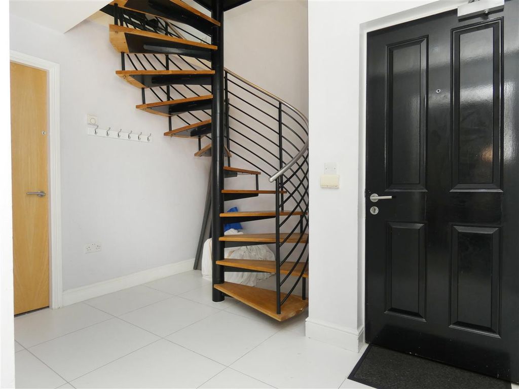 Property photo 3 of 16 Entrance Hall