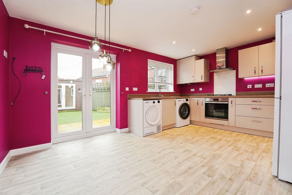 Property photo 3 of 17 Kitchen/Dining Room