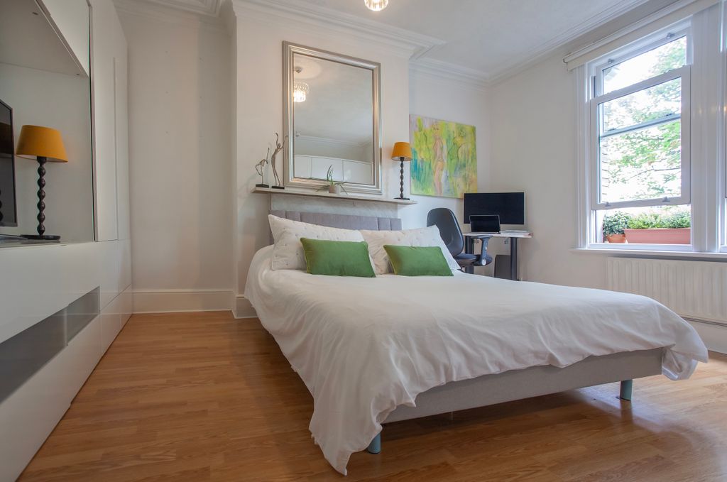 Property photo 3 of 20 Flat 3 13 Kingston Hill 15 Bedroom