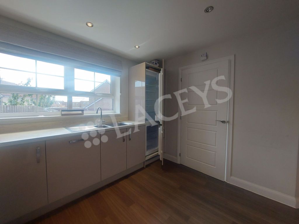 Property photo 3 of 17 Kitchen