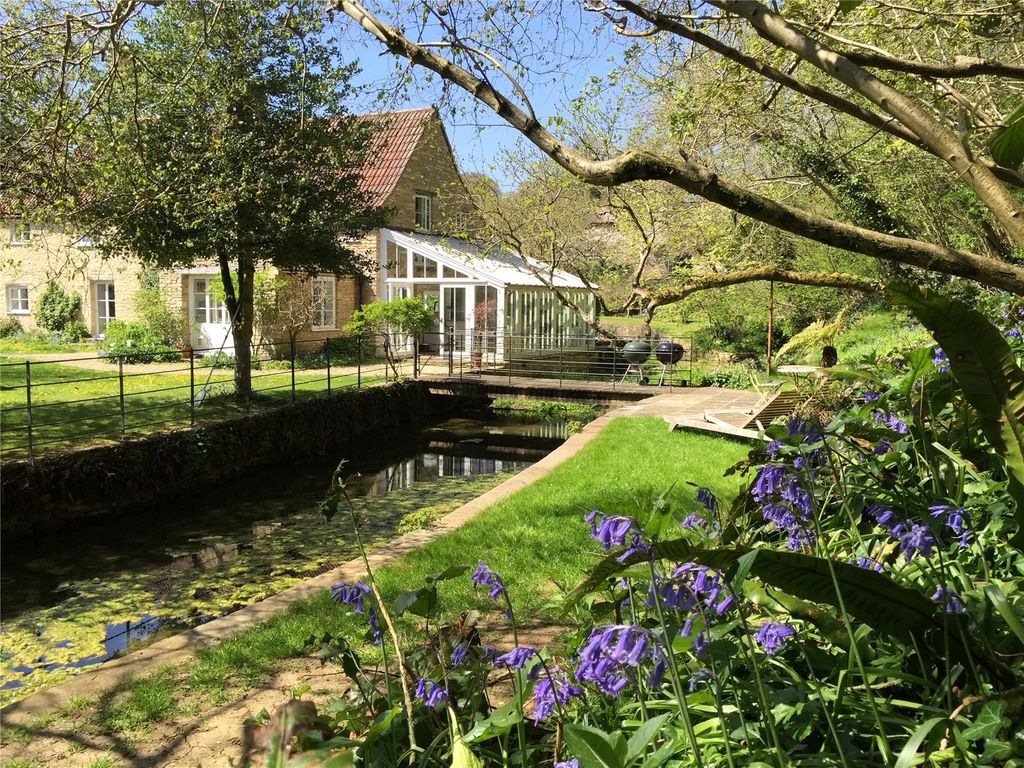 Property photo 2 of 35 Brook And Gardens