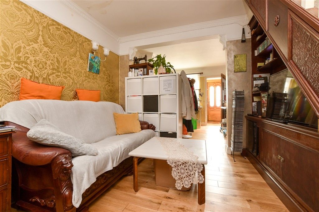 Property photo 3 of 13 Lounge