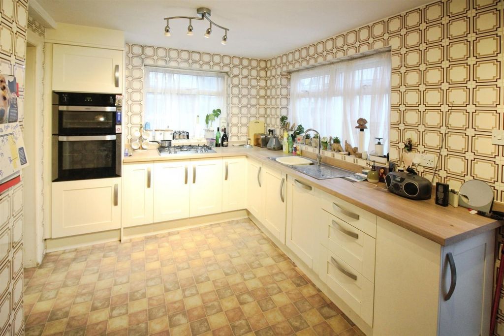 Property photo 2 of 9 Kitchen