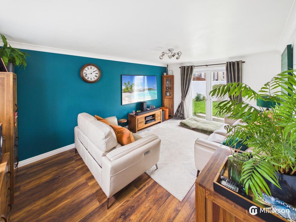 Property photo 2 of 21 Living Room