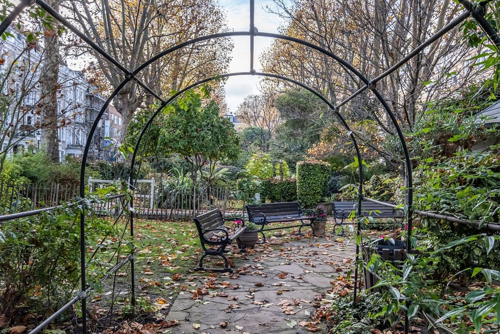 Property photo 2 of 23