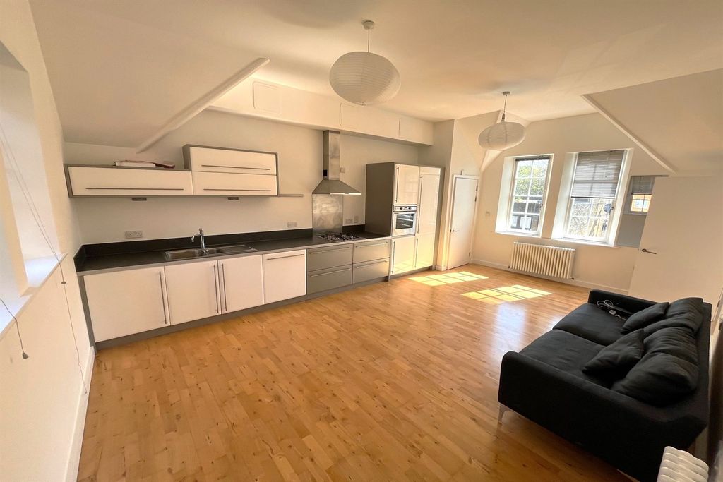 Property photo 1 of 10 (Main)