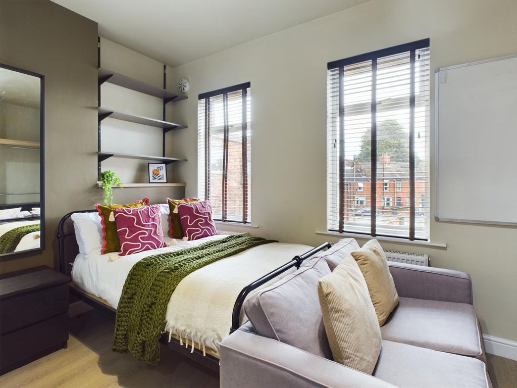 Property photo 1 of 7 A Bright And Inviting Double Bedroom Featuring Amp...