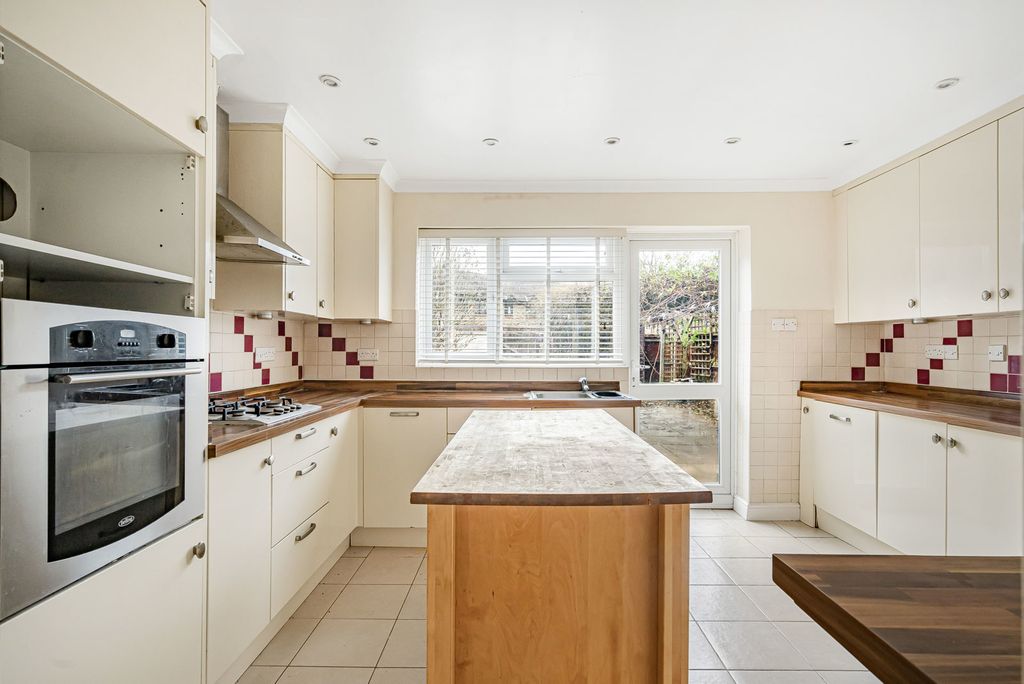 Property photo 3 of 18 Kitchen