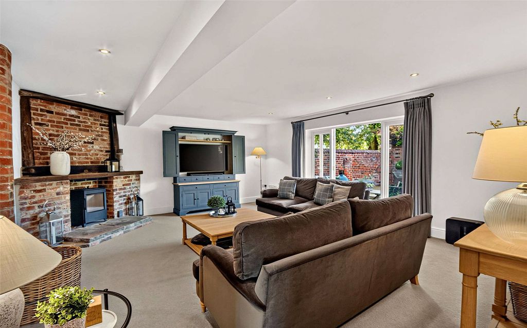 Property photo 2 of 24 Sitting Room