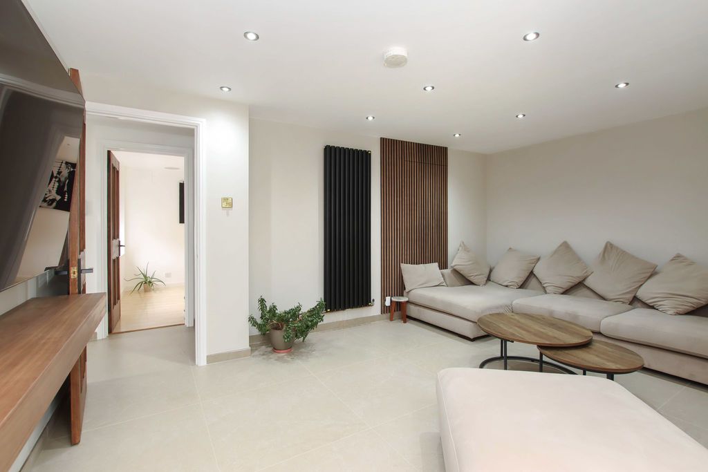 Property photo 3 of 16 Photo 7