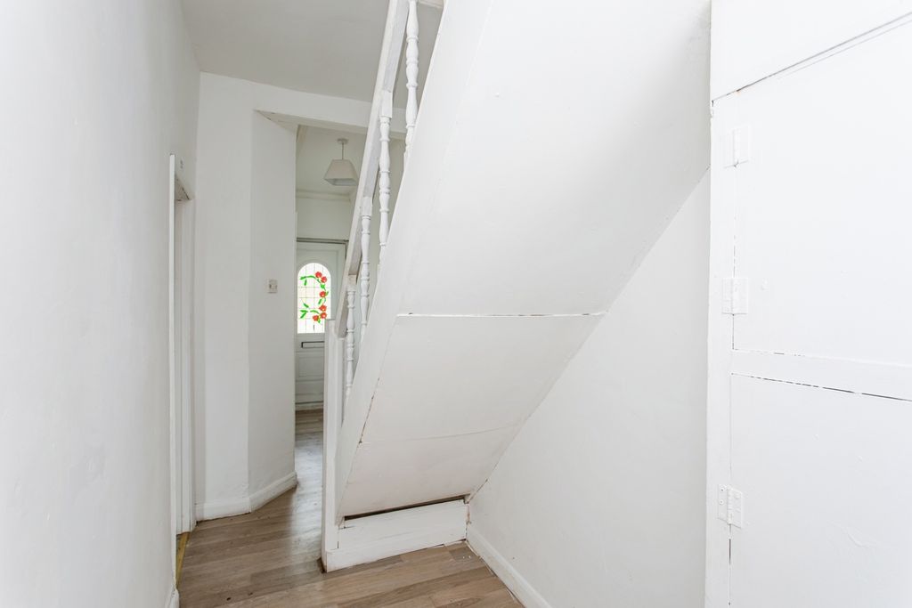 Property photo 2 of 17 Entrance Hall