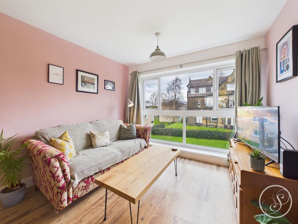 Property photo 3 of 10 Lounge