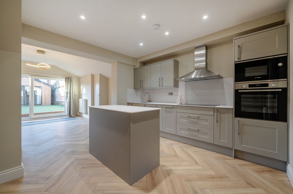 Property photo 2 of 11 Kitchen