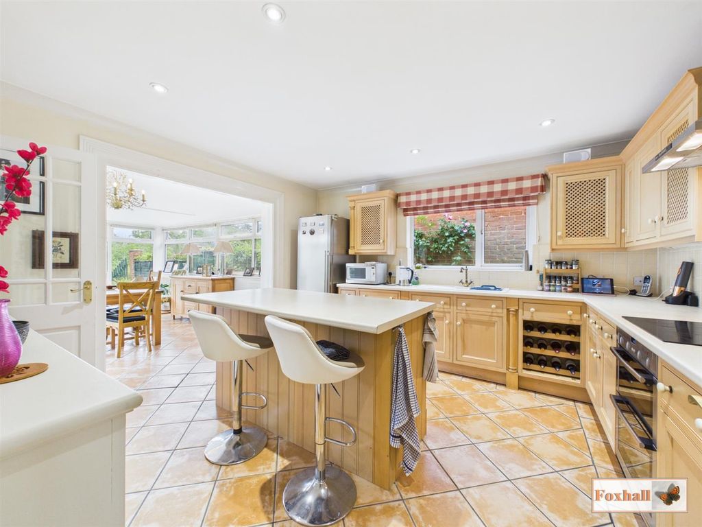 Property photo 3 of 33 Kitchen / Breakfast Room