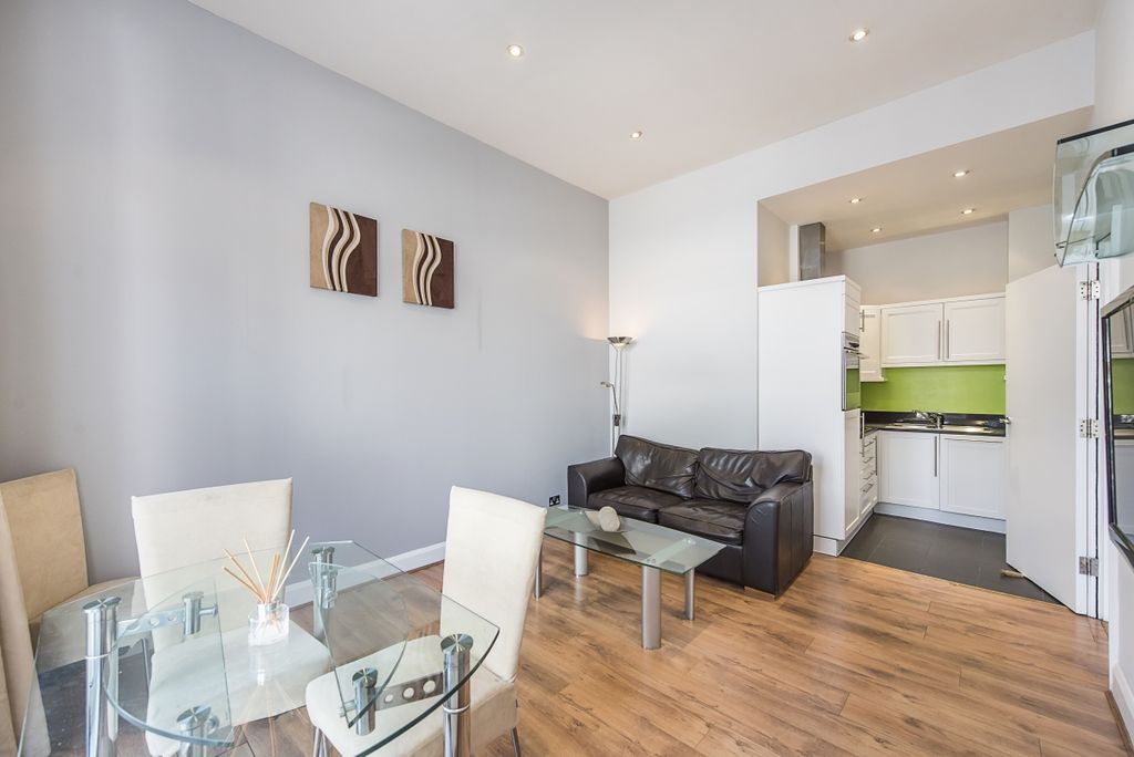 Property photo 2 of 9 Theobalds Road
