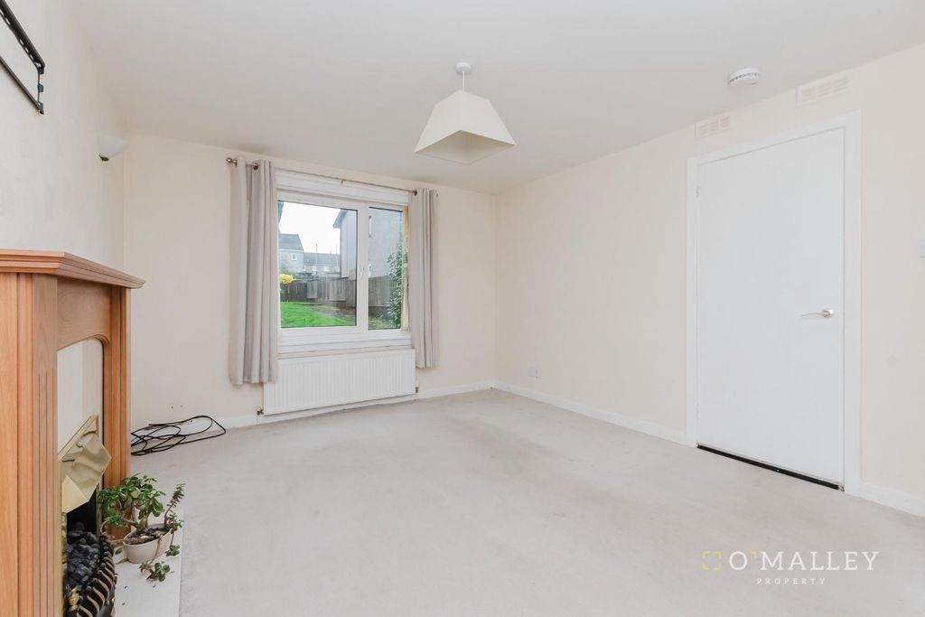 Property photo 3 of 12 Lounge (2)