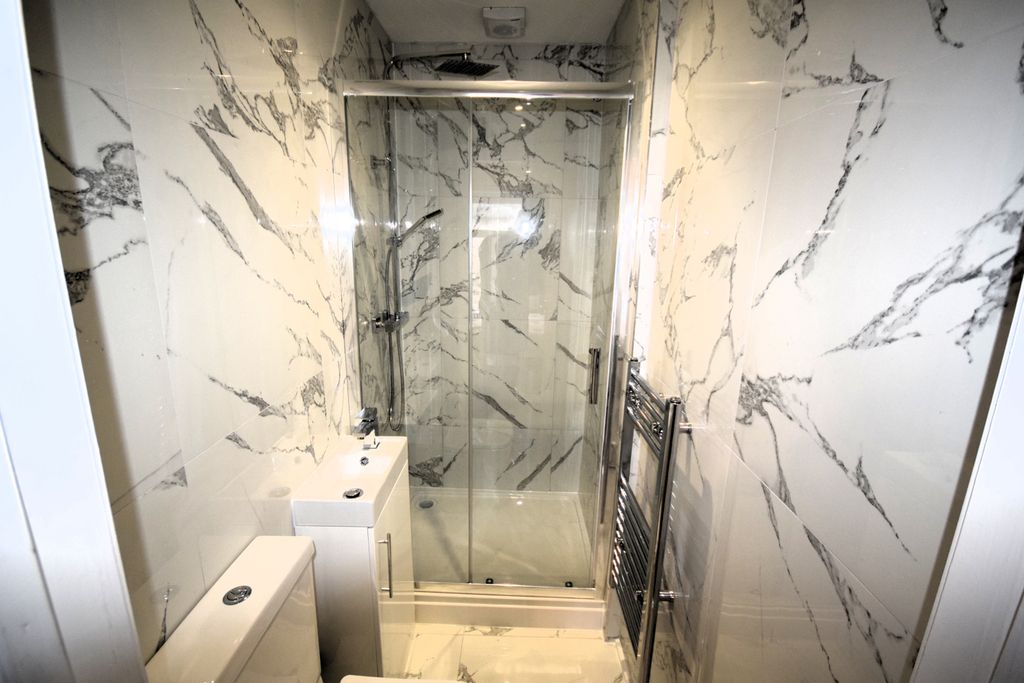 Property photo 3 of 7 En-Suite