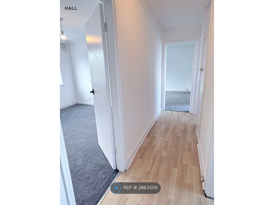 Property photo 2 of 7 Hallway