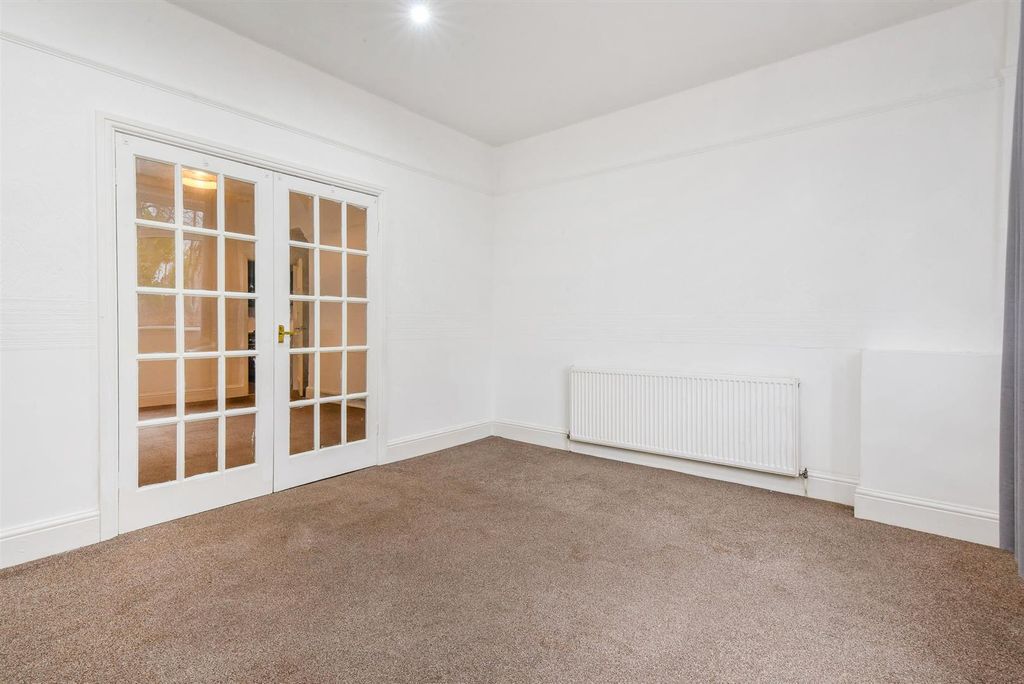 Property photo 3 of 19 Lounge